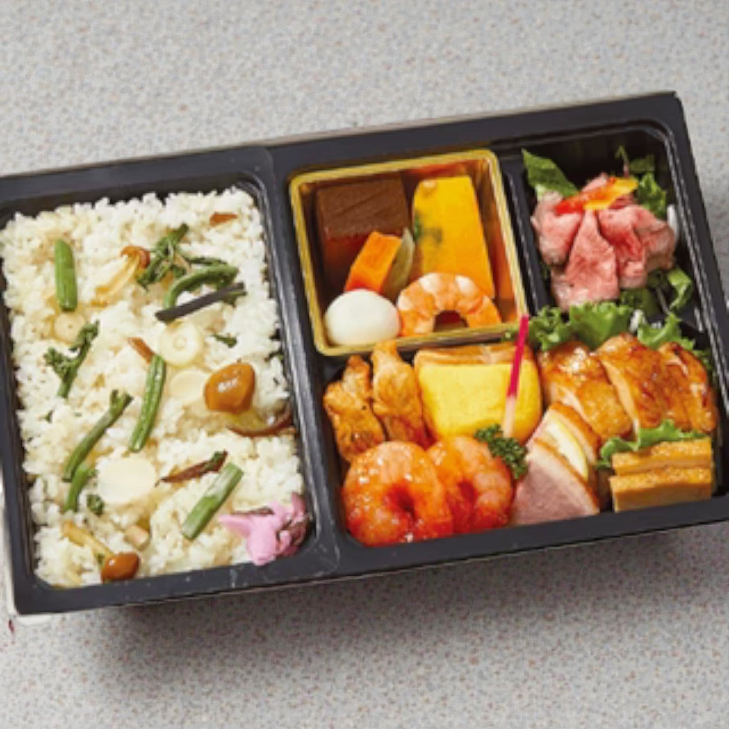 柏(かしわ) 山菜ときのこの おこわ弁当